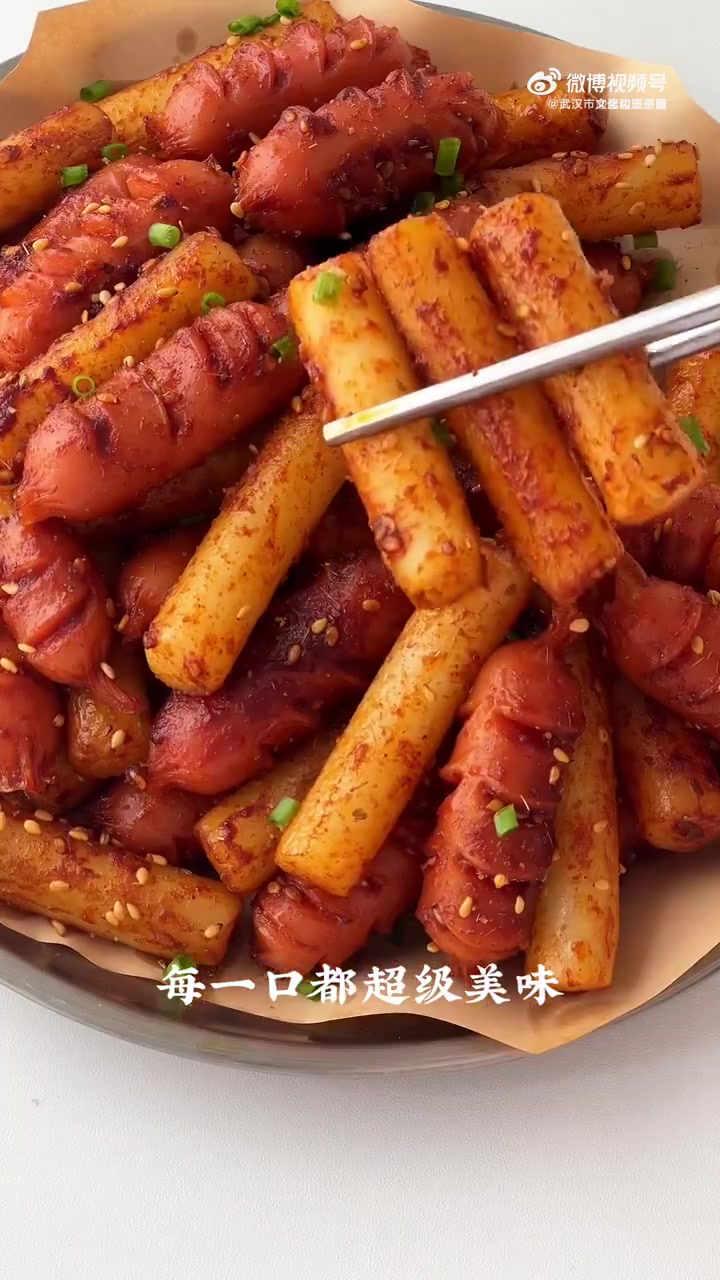 小吃摊美食之「香肠炒年糕」超级好吃的小吃摊美食,每次路过必点,真的香迷糊了,一定要复刻这个