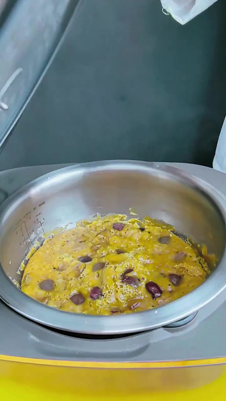 一碗红枣、一碗鸡蛋、两碗面粉倒电饭锅里搅一搅 即将解锁懒人红枣发糕做法！
