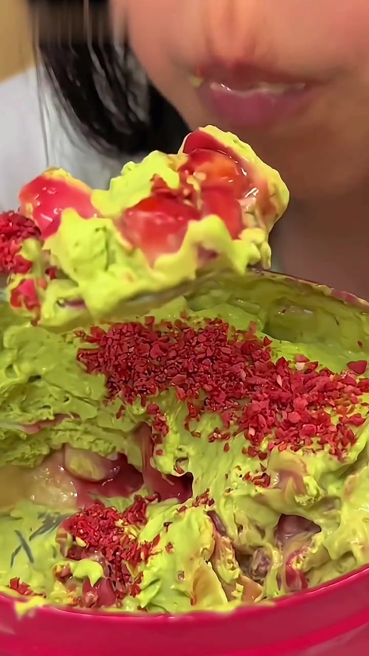 浓郁抹茶千层蛋糕!大口吃真的好满足啊!酸酸甜甜的草莓好清新!