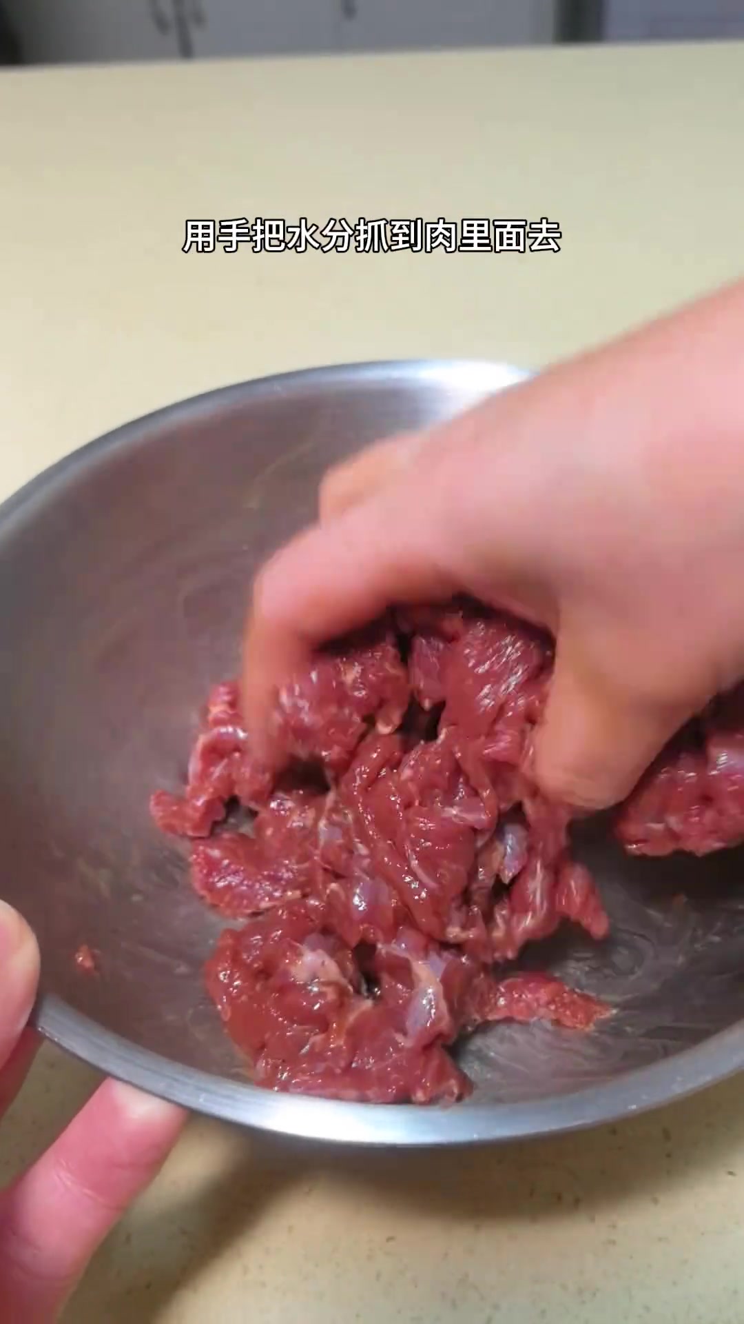 野葱炒牛肉做法简单，又香又嫩超下饭！