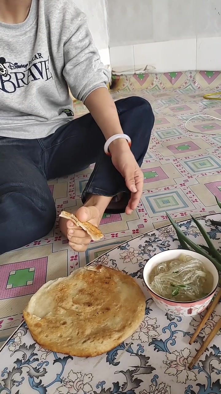 大姑娘吃饭焦黄烙饼粉汤超好吃