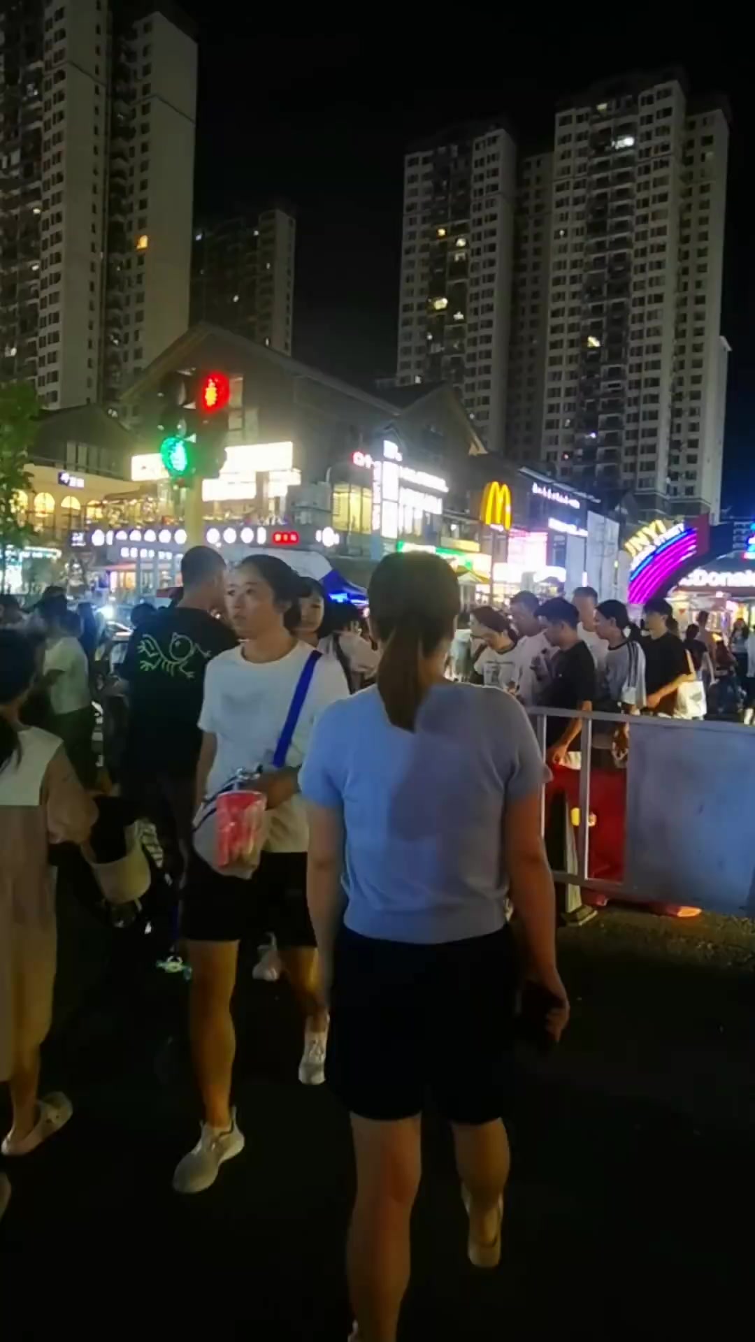 “人间烟火气,最抚凡人心。” 生活不必光芒万丈,但求温暖有光,在柴米油盐里,熬出属于自己的