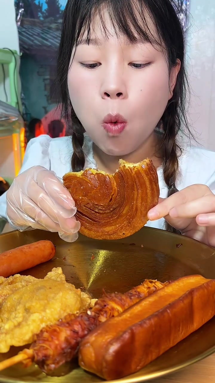 油滋滋油炸面包 油炸鸡皮 芝士肠 螺丝粉