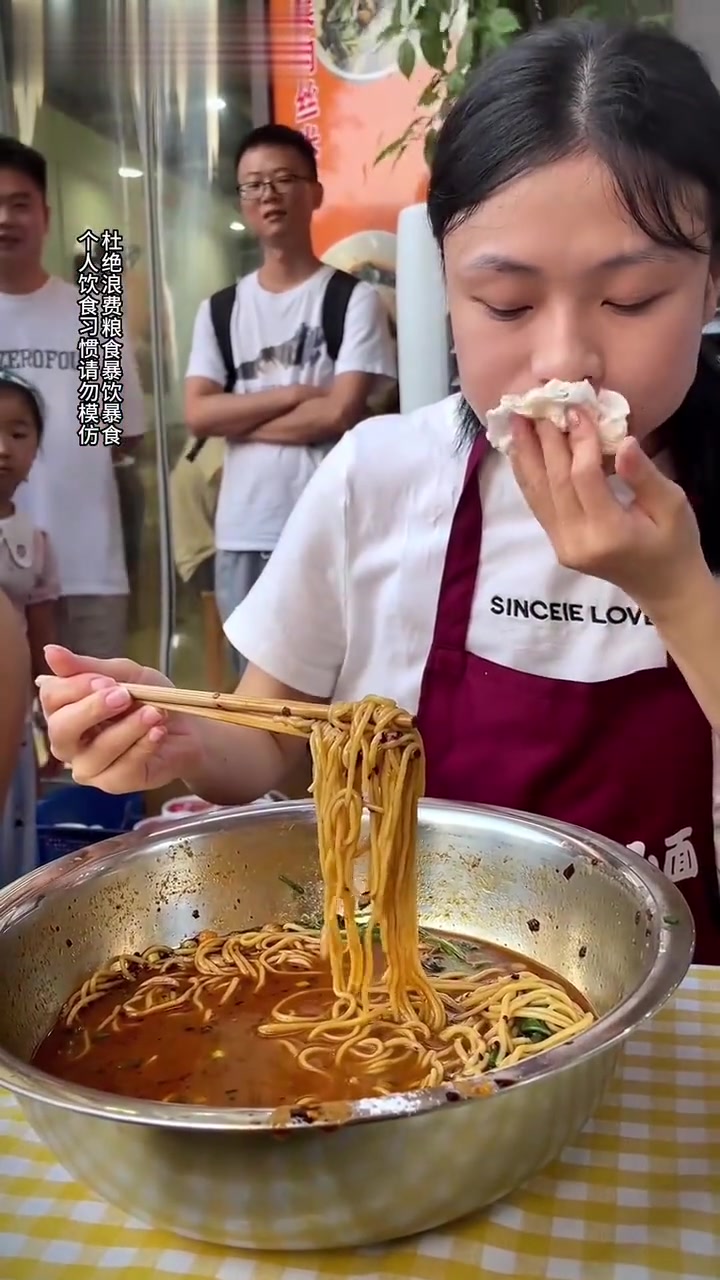 小妹挑战两斤重庆小面，这么一大盆真的能吃完吗？
