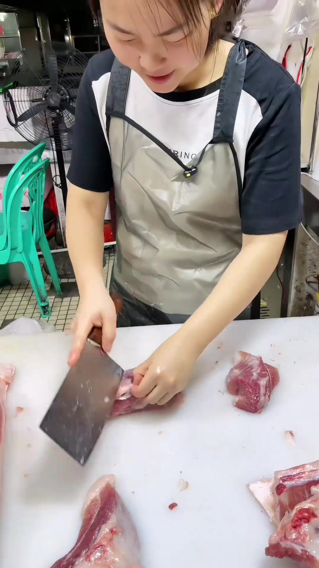 广东潮汕菜市场服务有多好?猪肉各种部位烹饪美食,口感让你流连忘返。你也来这体验一下吧!