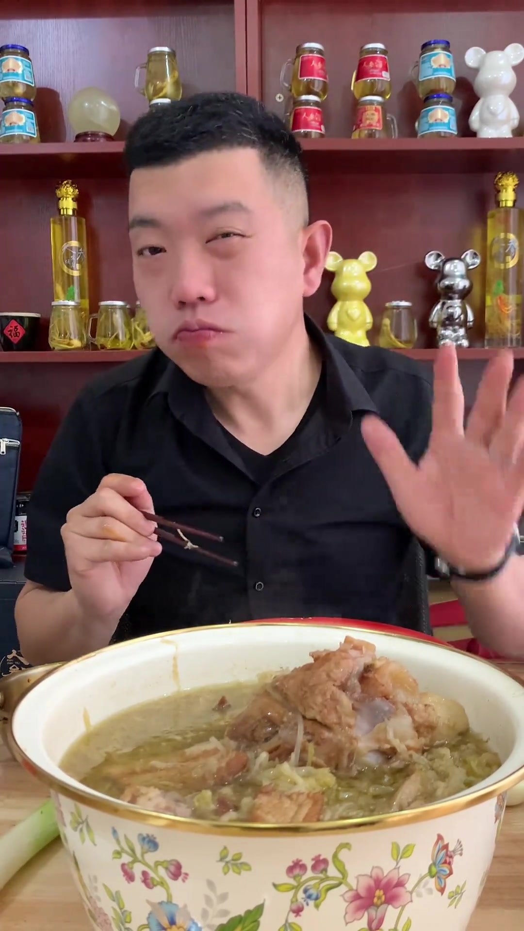 东北特色美食来袭酸菜大骨头配泡面超得劲儿