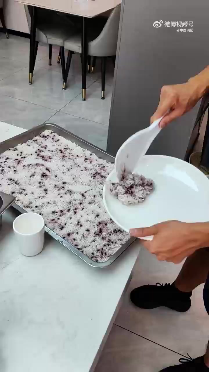 消防队的食堂是“隐藏王者”!粉蒸肉、猪蹄烧鹌鹑蛋香到流口水,凉拌菜、时蔬清爽解腻,还有果汁