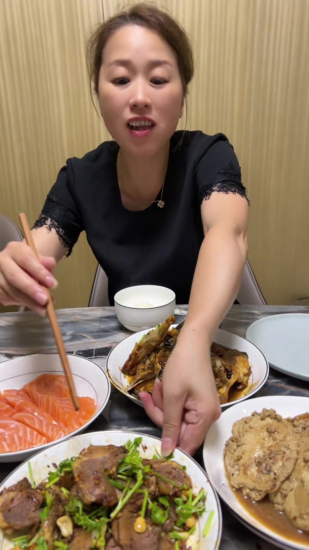 我们随便吃点,都是剩菜和烧焦的菜