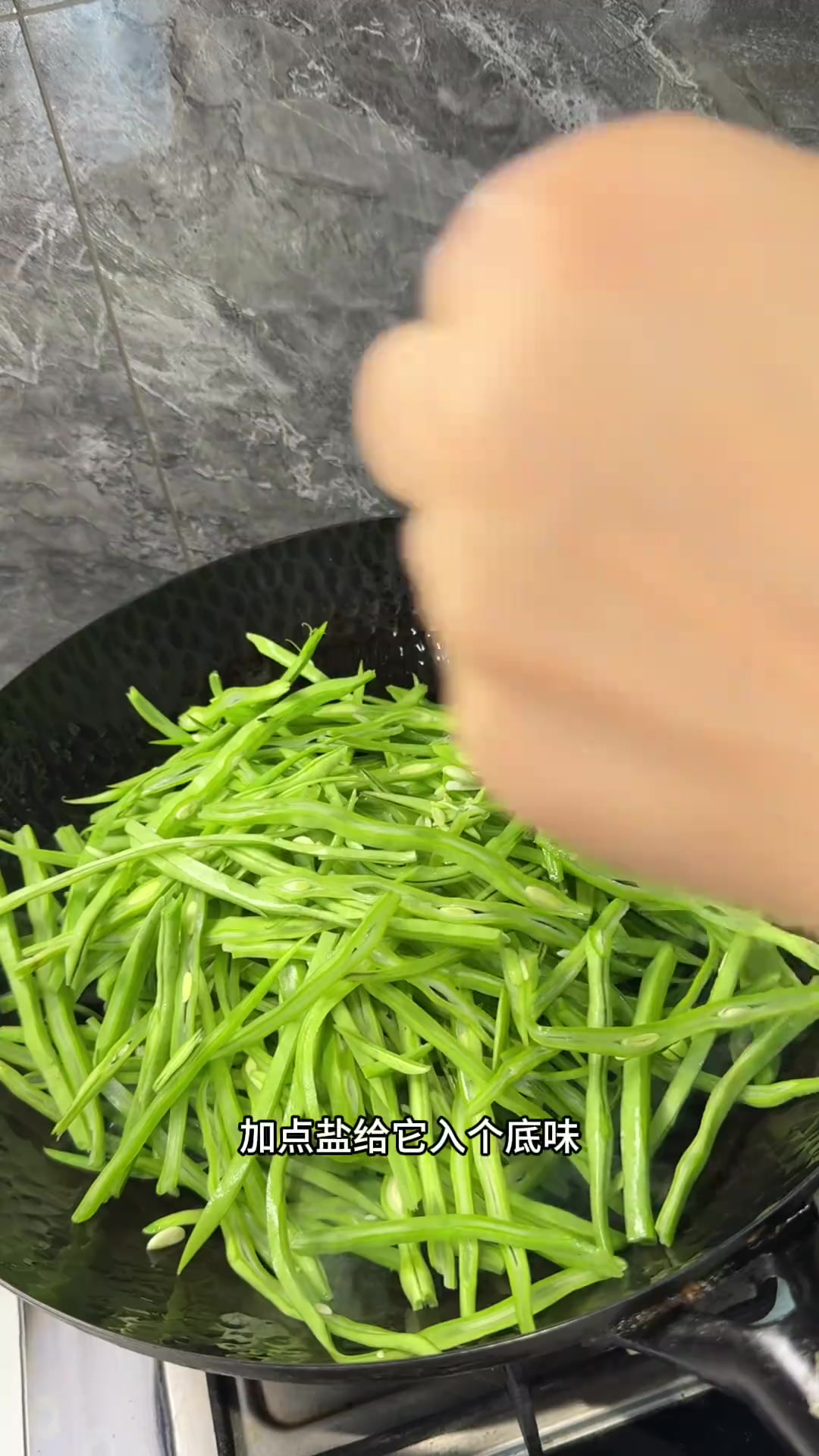 按爷爷做法做老式排骨炖土豆,炒豆角海带丝也好香