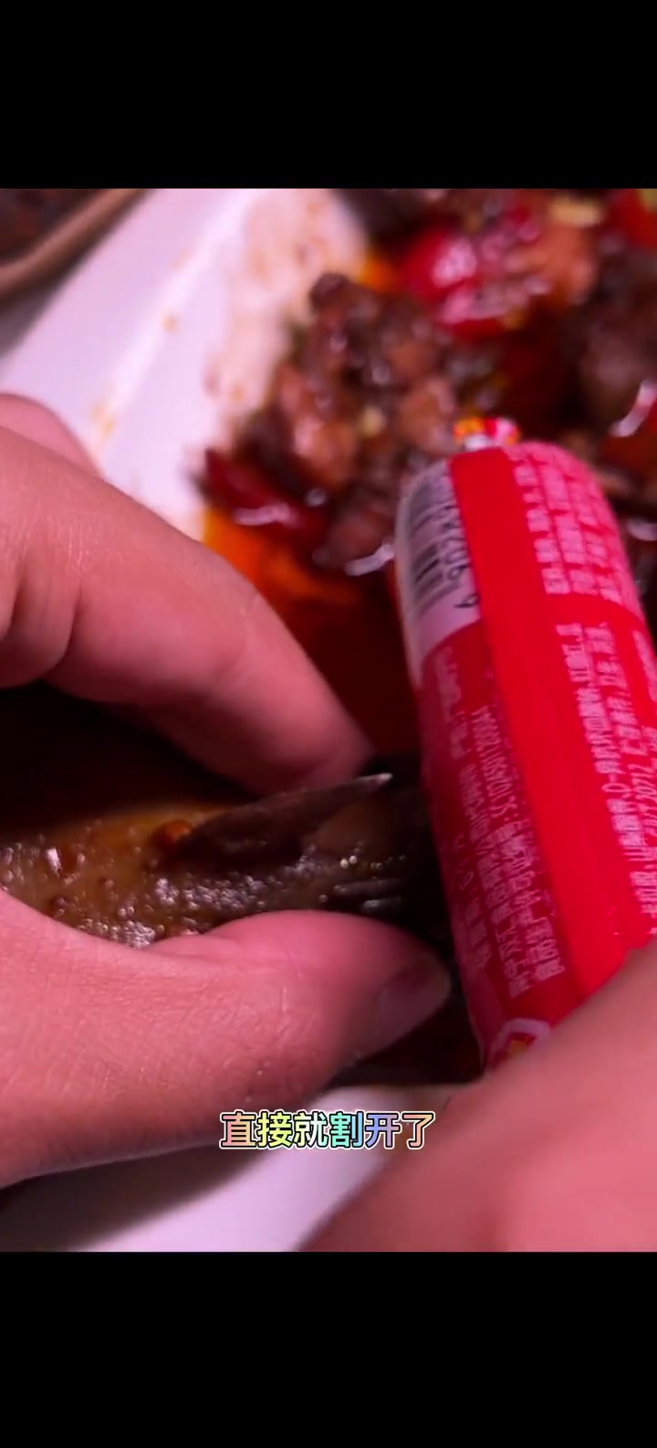 昨天捕获的带刀的鱼，上热门了，150万播放量，这是那条鱼后续视频！测试它身上的刀，威力如何