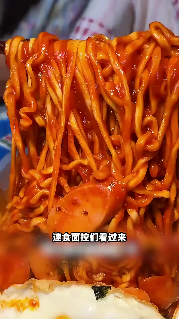 泡面组合的“包装颜值”在线!火鸡面的红、炸酱面的棕、蟹黄面的黄,摆着像彩虹,看着就有食欲!