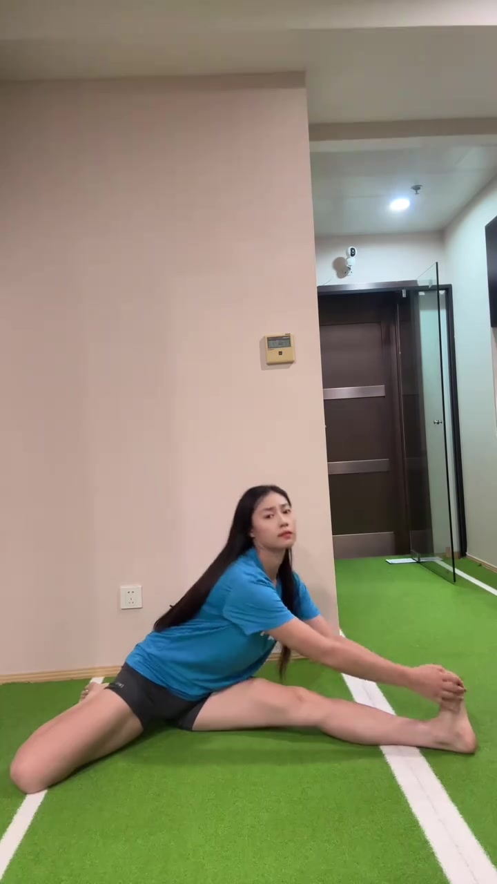 大腿后侧紧张怎么办？试一下这样拉伸，大腿后侧拉伸膕绳肌拉伸髋关节灵活性