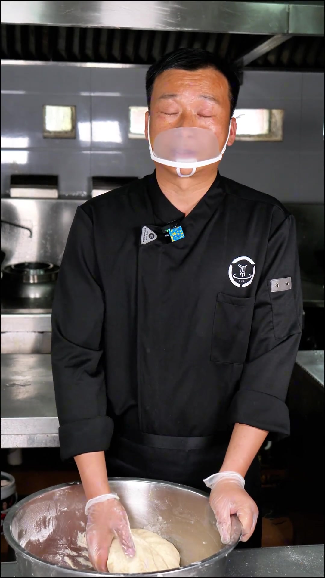 陕菜大师杨文超带来陕西小吃泡泡油饼，外皮酥脆起层如泡泡，内软香甜，一口难忘