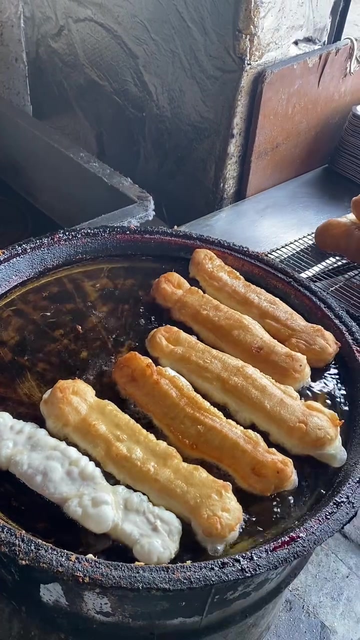 河南开封特色早餐:杠子油条配胡辣汤