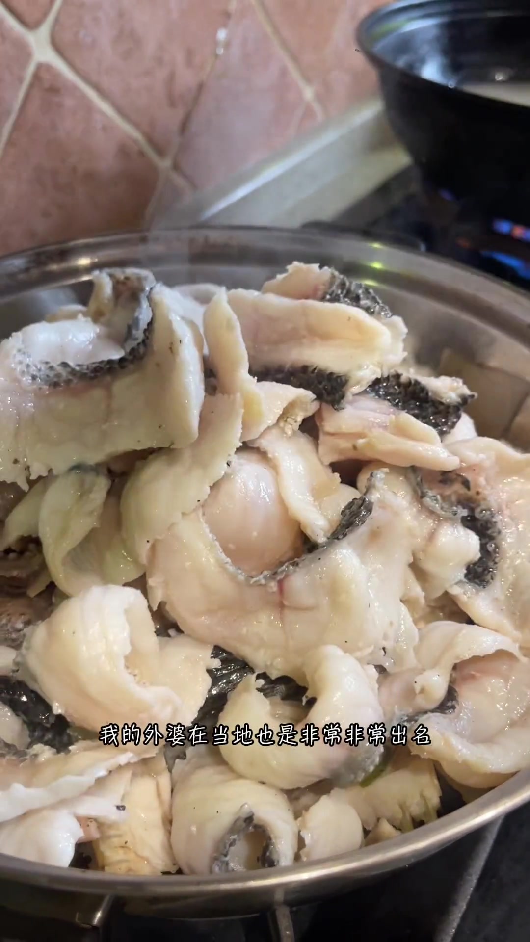 今天74岁的老妈做了她拿手的酸菜鱼,哈哈,没忍住,炫了两碗饭