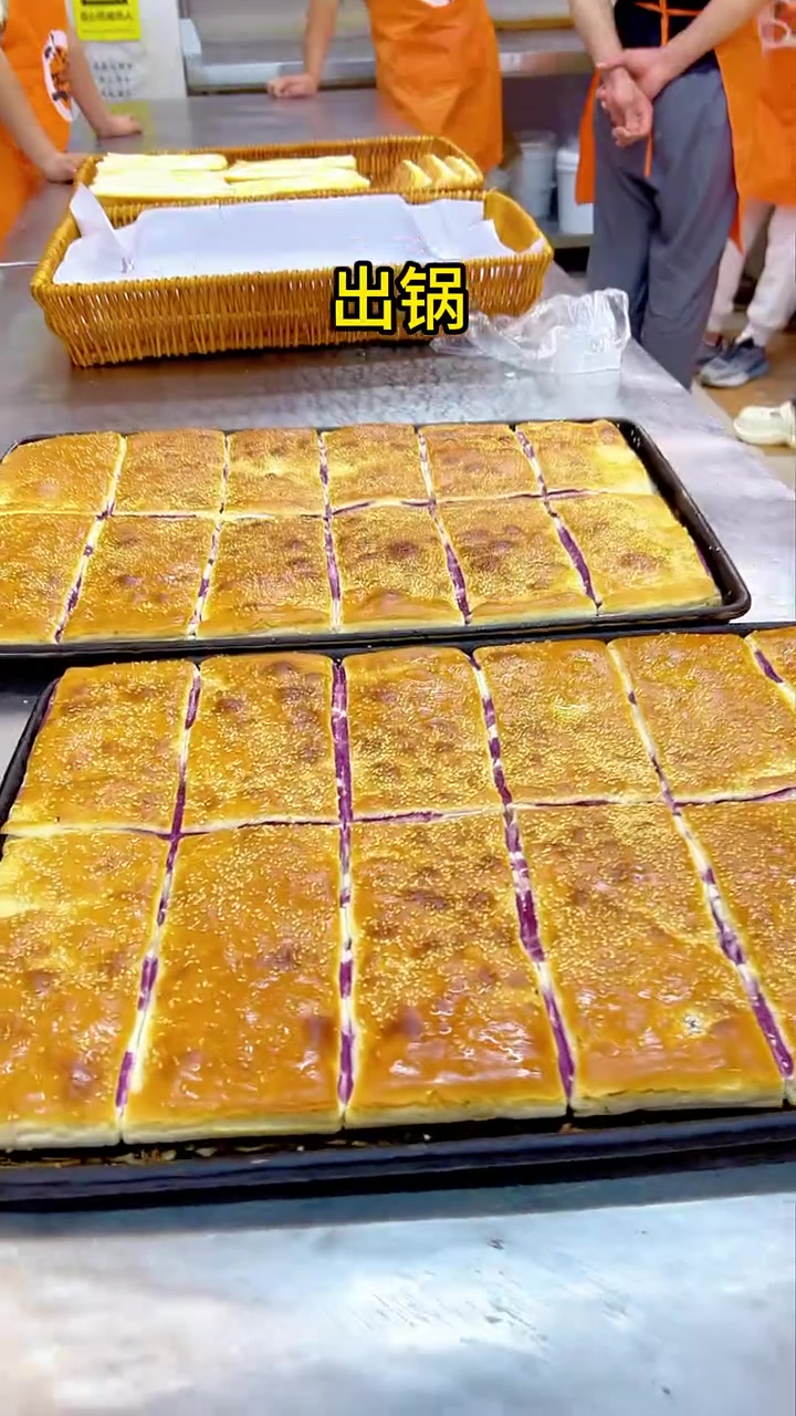 第一视角,拆解紫薯香酥饼的制作全过程,细节都在里面了。想学的一定要看完,点赞破百,发配方!