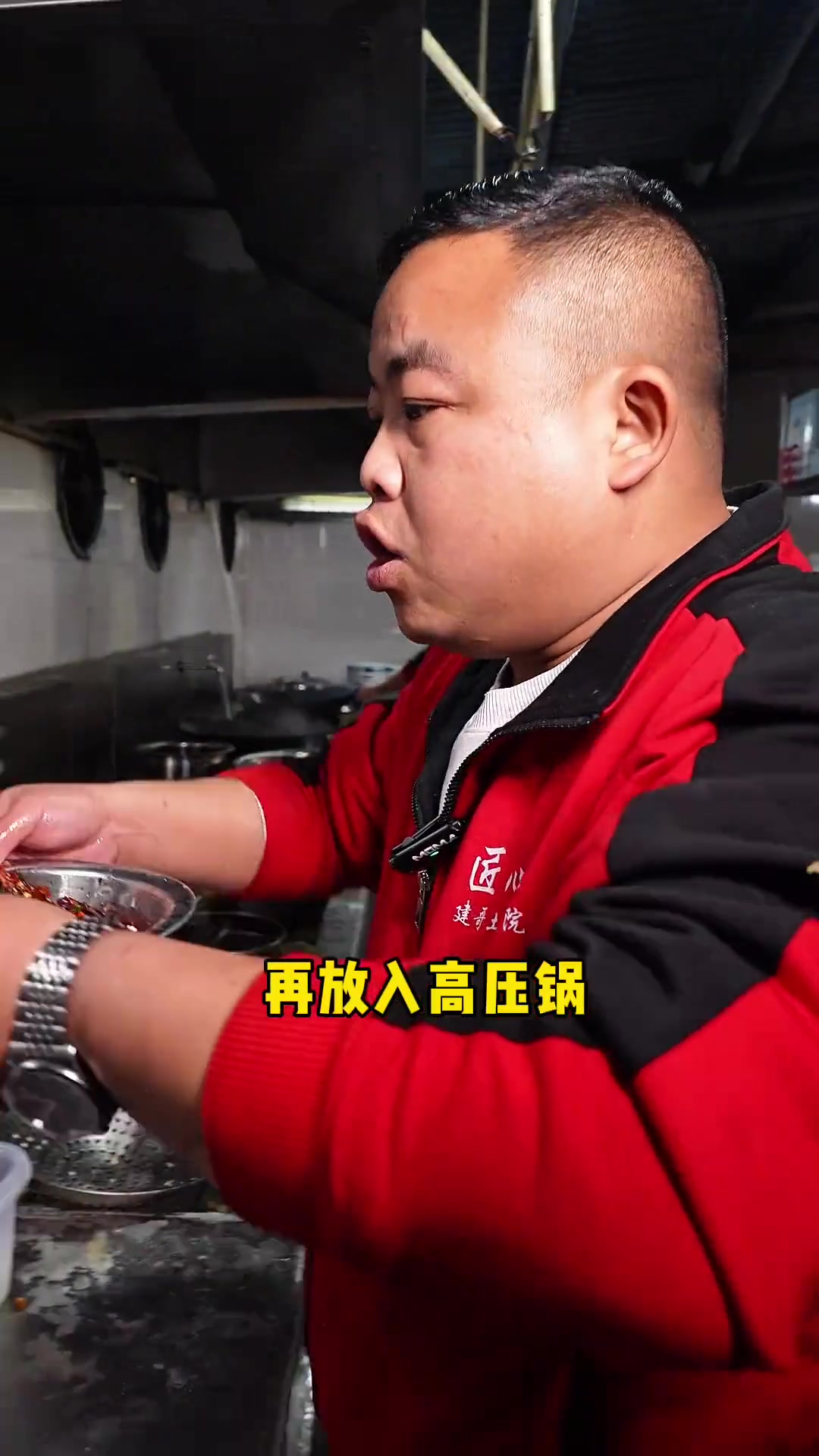 这样做的甲鱼汤鲜味美，汤汁泡饭超好吃！