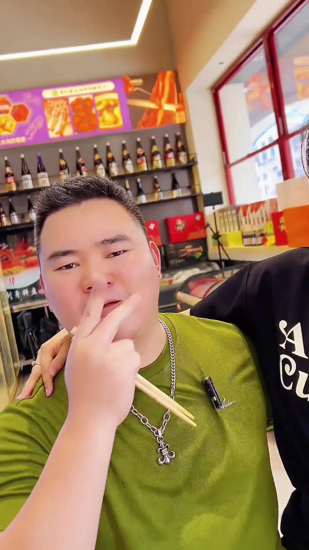 很多人都不会吃三文鱼和甜虾刺身，今天来示范一下，看看是不是更好吃！