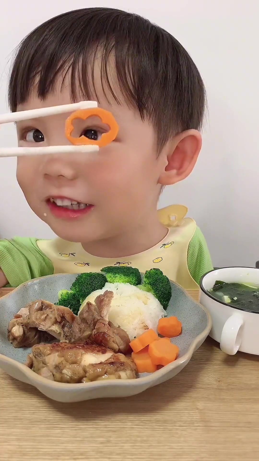 好久没吃鸡腿,今日黑椒鸡排饭超绝,夏天话痨烦死