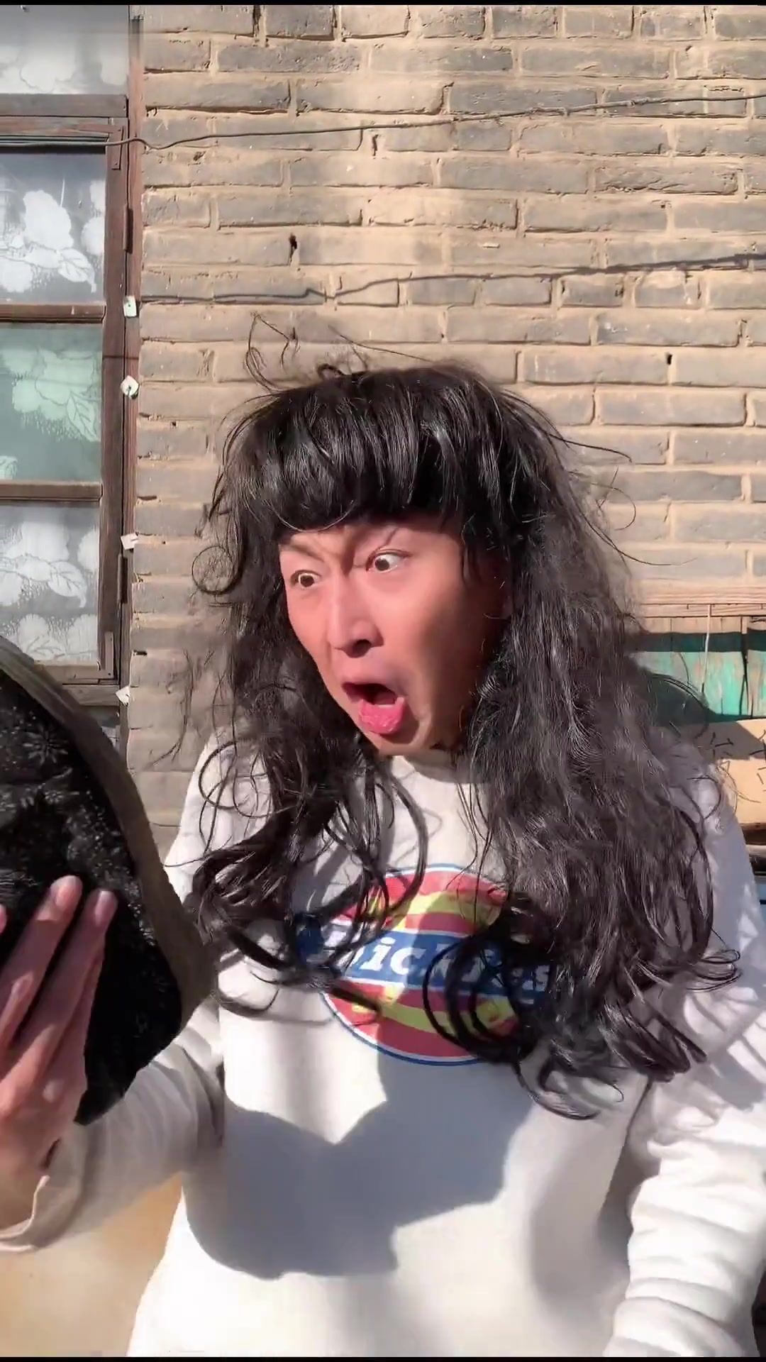 女生只能吃一点米饭，却能喝完一大杯奶茶