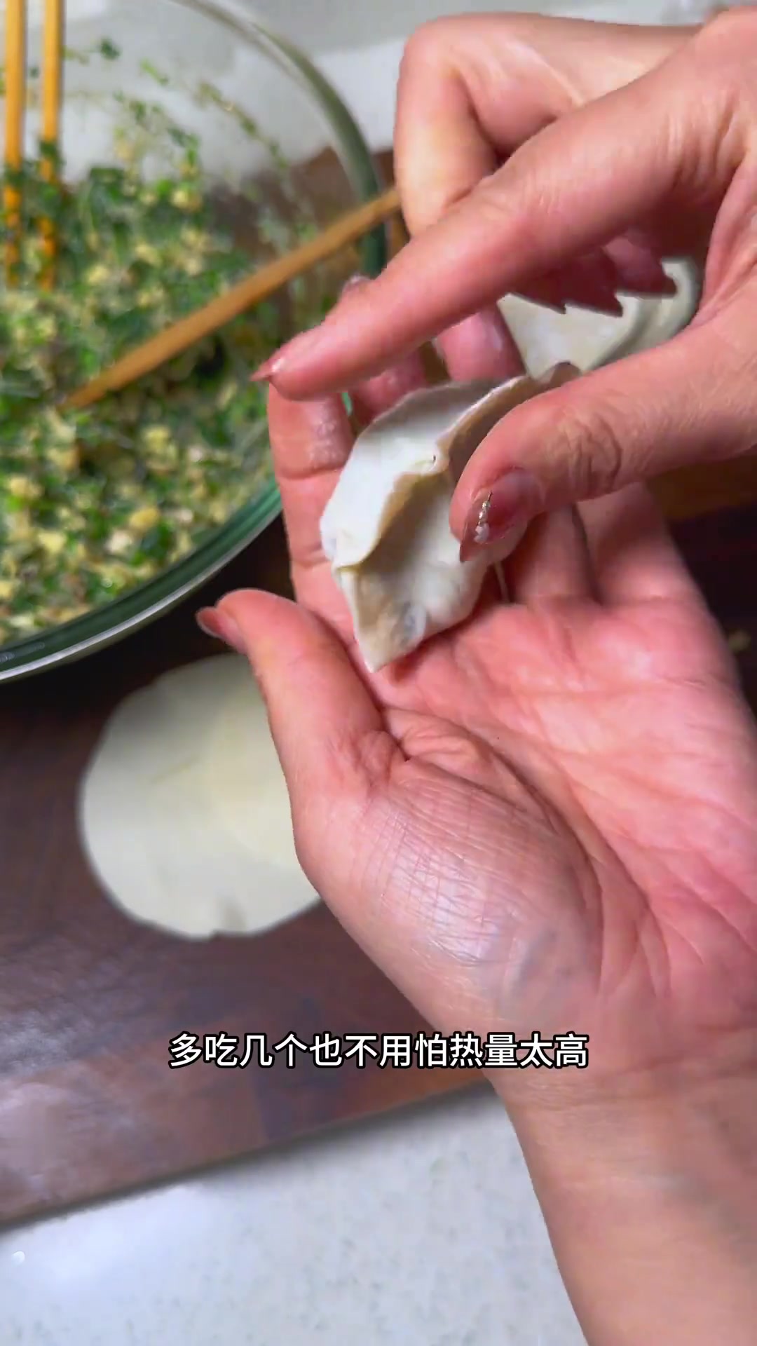 今日做鲜味十足的素荠菜水晶包,两种吃法选哪种?
