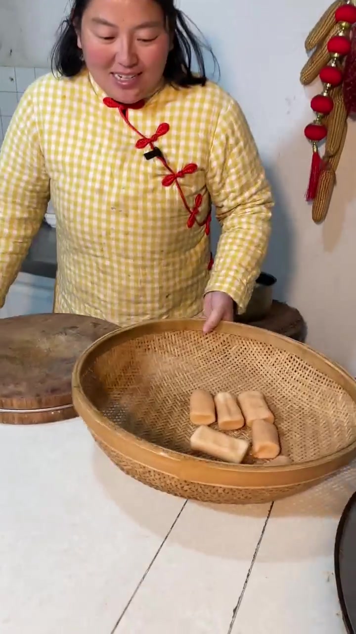 姐妹们鲜虾做出来的虾片特别好吃，一把就能炸一大锅，你们也赶紧给孩子安排起来