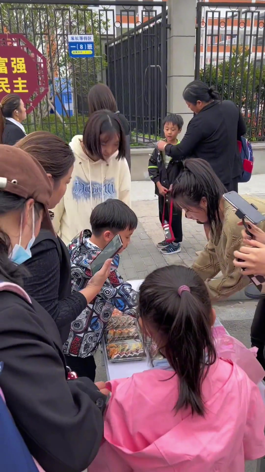 早上摆摊做饭团是我一直坚持的事，下午摆摊做寿司是我一直热爱的事，满怀希望就会所向披靡！