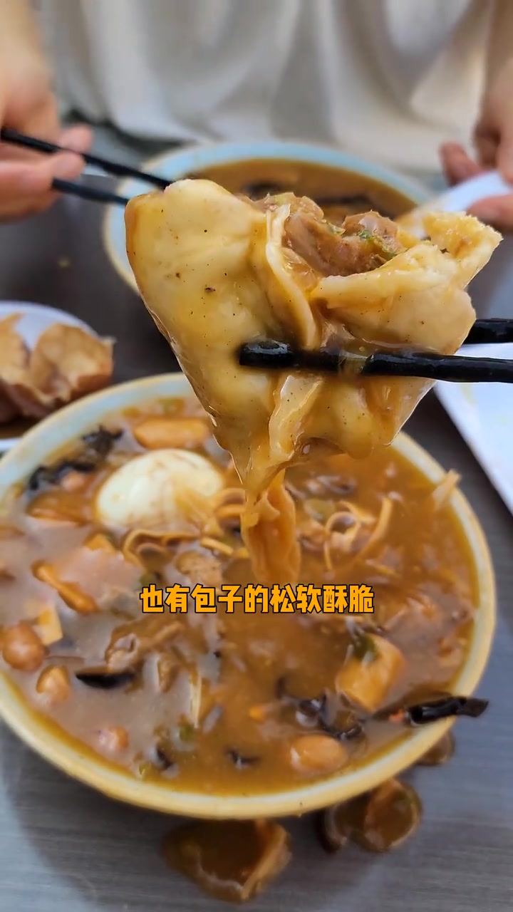 胡辣汤和水煎包。把水煎包按到胡辣汤里，太香了