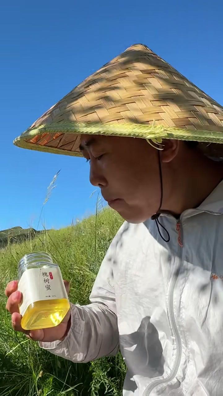 今天去山里踩的山韭菜花，俺妈做的山韭菜花酱配羊肉粥真的太香了