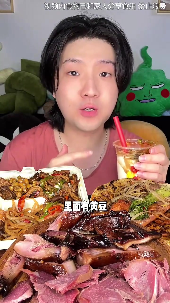 大叔家豆腐脑白白嫩嫩～加入辣椒咸菜还有鸡汁，吃起来又嫩又鲜，再来点牛腱子搭配板鸭大口吃真过