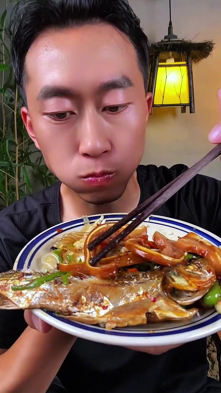 回锅肉,卤猪耳朵,豆角烧肉,蒸咸翘嘴鱼,洋葱炒肉!