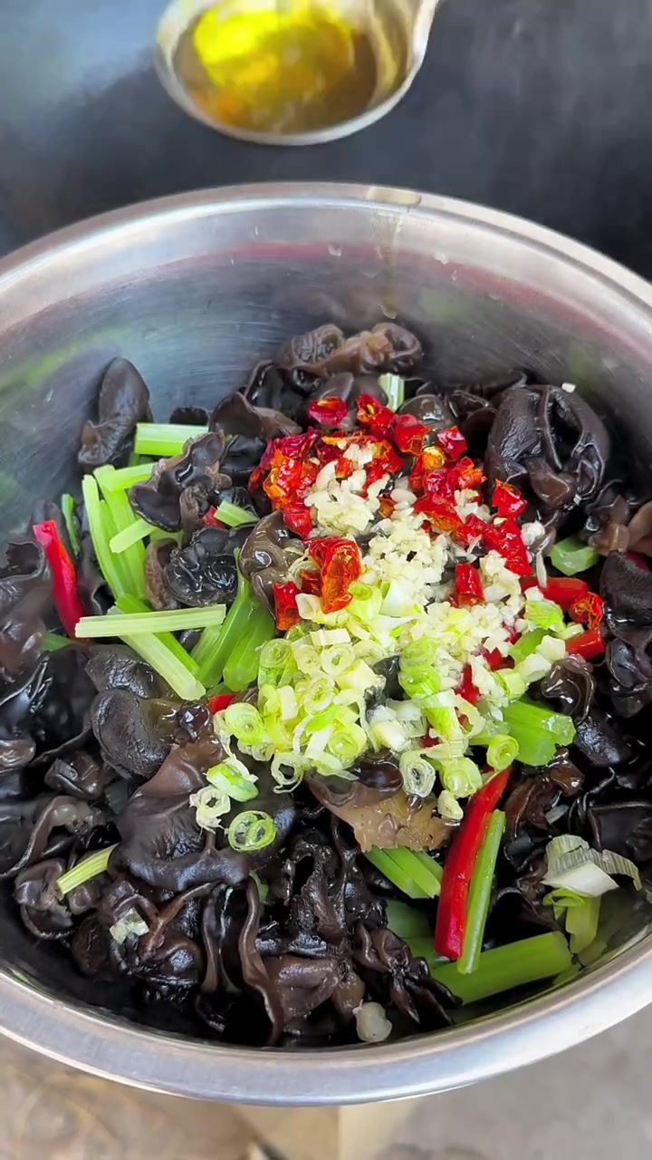 甘南深山里的木耳，一年只长一茬，肉厚瓷实。搭配脆嫩芹菜，酸辣开胃，减脂期吃超过瘾！