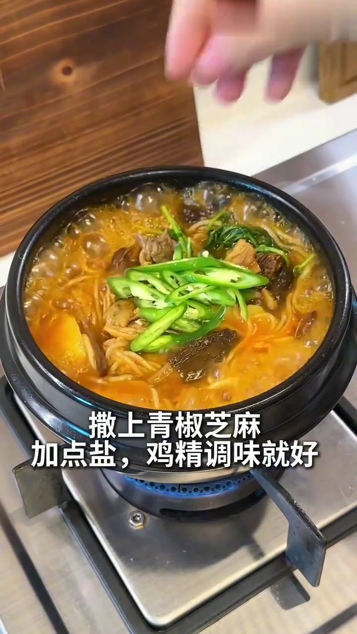 很简单的低卡懒人菌菇土豆牛肉汤!天冷来这一锅……