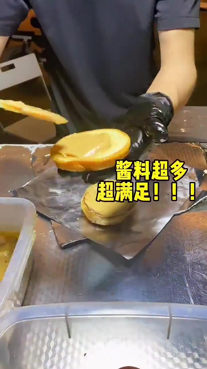 巨无霸牛肉汉堡挑战100软妹币吃夜市街头纯手工巨无霸牛肉汉堡
