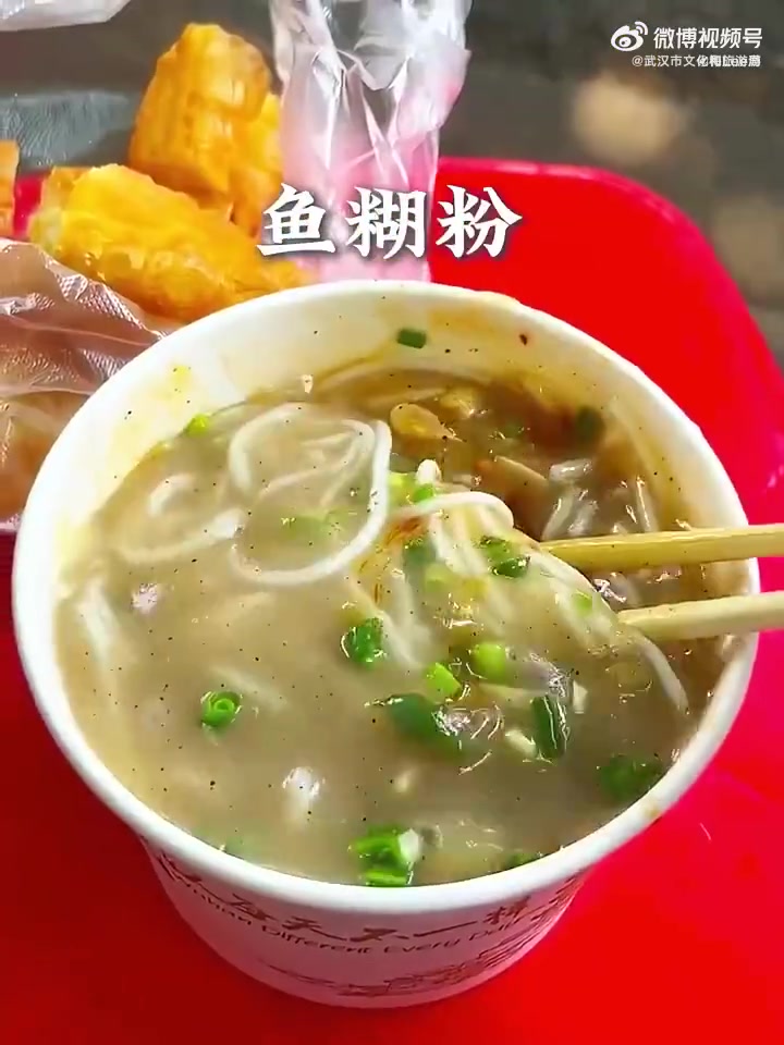 在武汉,吃早餐不叫吃早餐,叫“过早”。碳水是武汉过早的核心,面窝、热干面、豆皮、糯米鸡……
