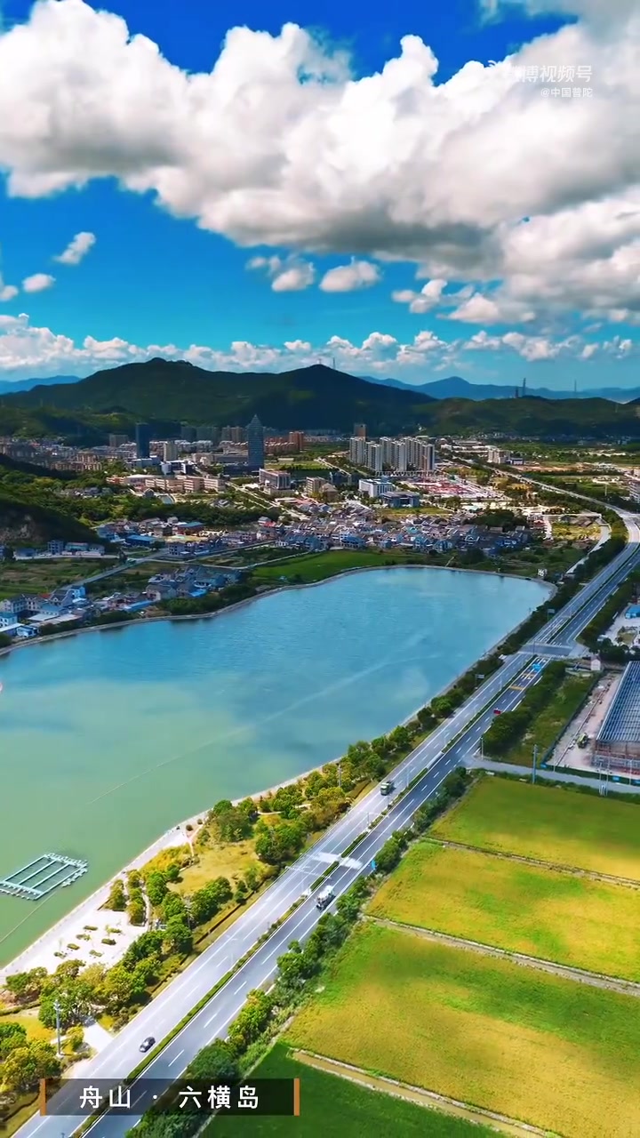 风掠过六横岛的稻田时,总带着细碎的声响——近景镜头里,稻穗沉甸甸垂着,谷粒裹着阳光的暖黄,