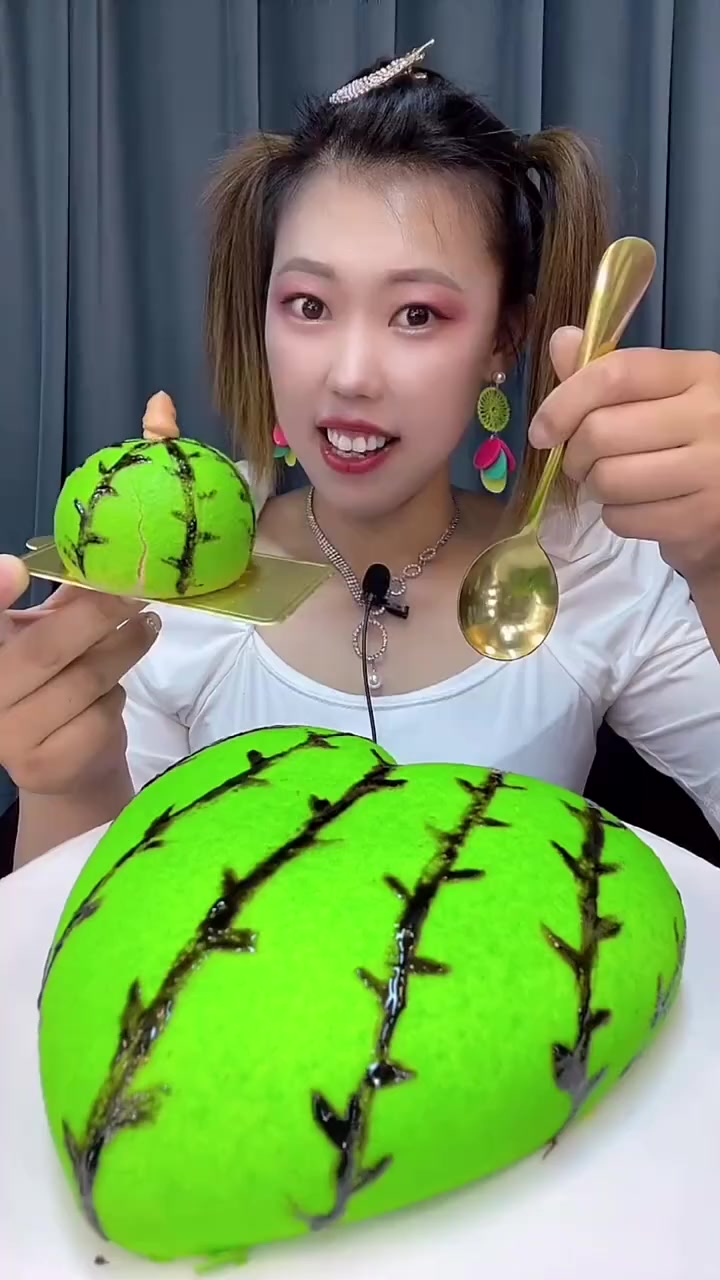 小小西瓜慕斯蛋糕来咯 吃了甜食会开心