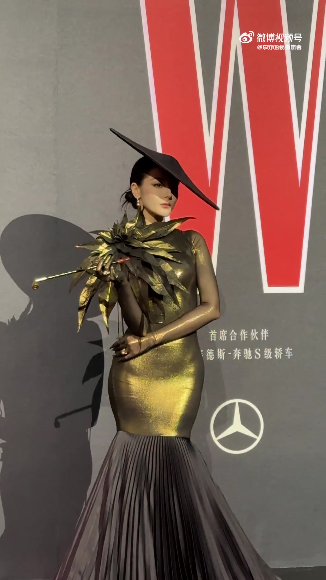 迪丽热巴×W年度光影盛典 哇哦!摒弃了公主纱大蓬裙,一袭烫金立体花饰鱼尾裙装亮相活动