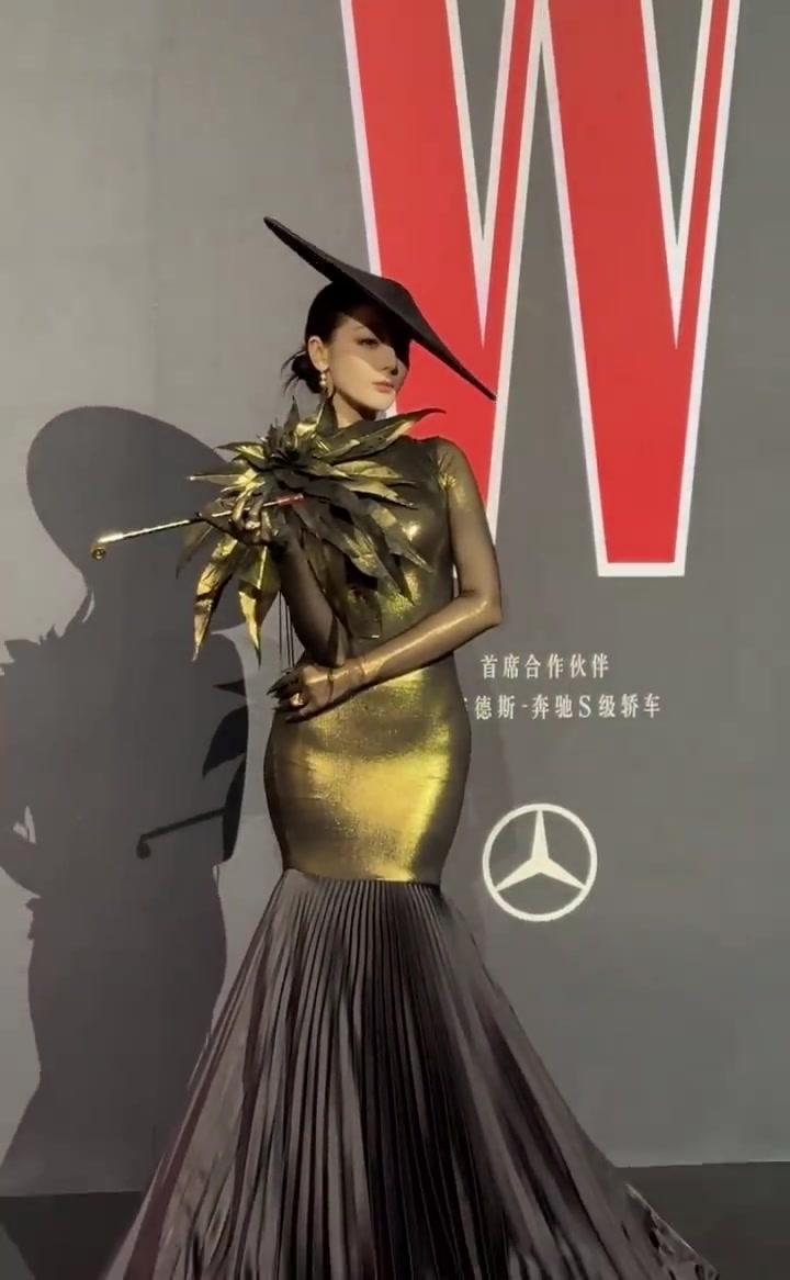 迪丽热巴×W年度光影盛典 摒弃了公主纱大蓬裙,一袭烫金立体花饰鱼尾裙装亮相活动～好美呀!