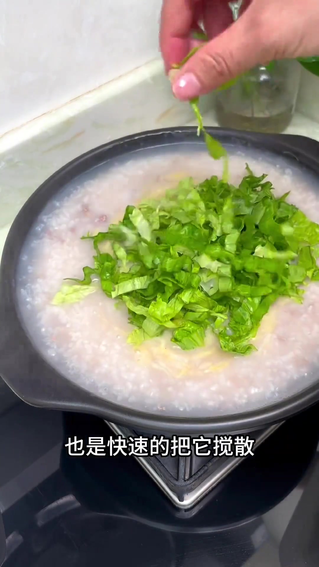 新一周开始，周一早餐为家人做窝蛋牛肉粥和芝士手抓饼