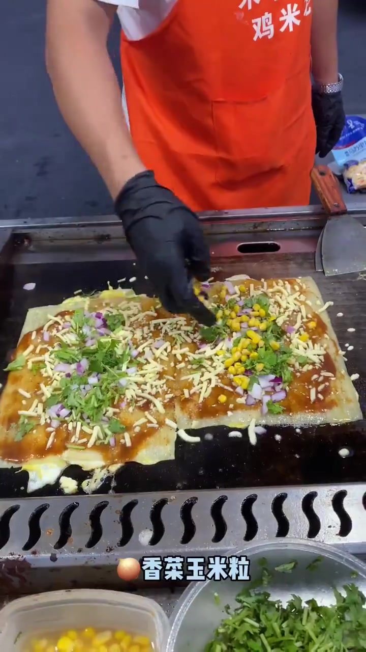 夜市美食|豪华版烤冷面超豪华烤冷面满满芝士碎整份火鸡面～一口下去超满足!