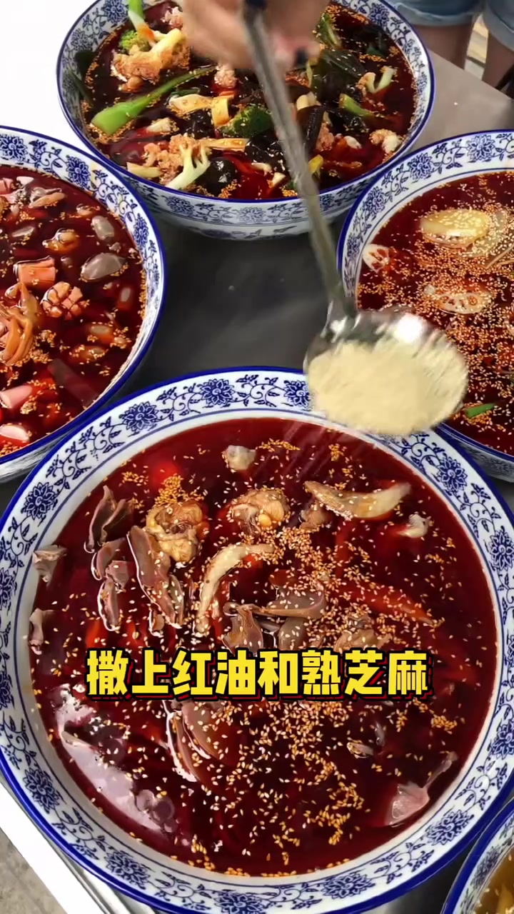 一人如何摆摊卖钵钵鸡冷串串?800米出摊流程分享