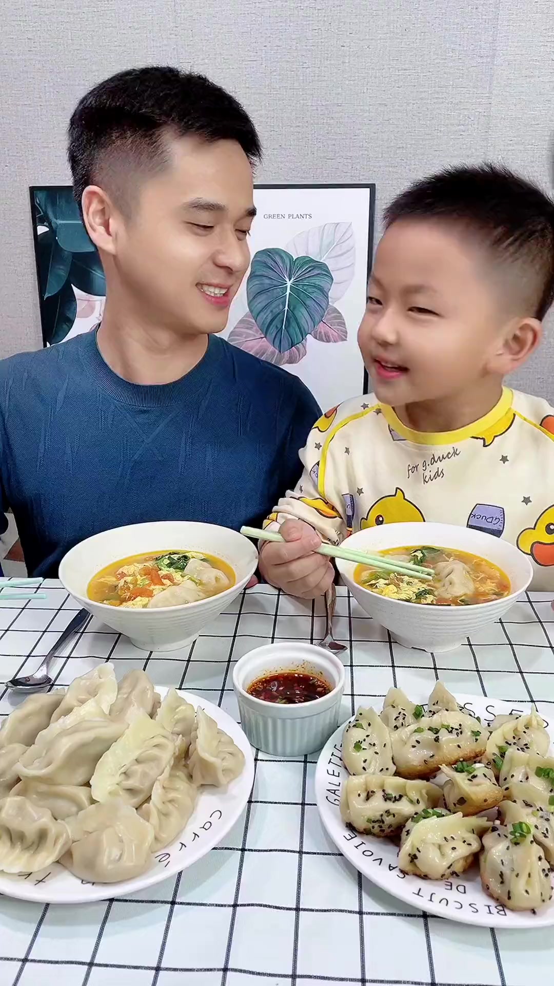 立冬和孩子包饺子，忆起儿时妈妈的爱