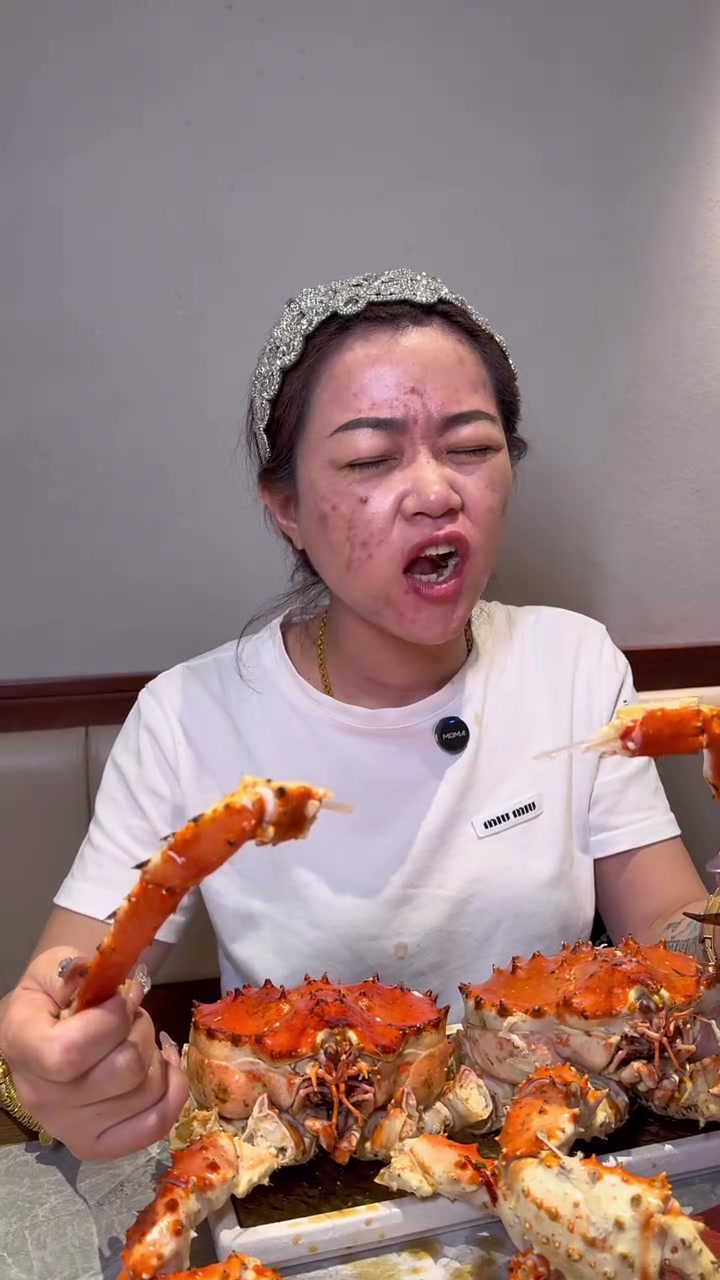 鲜活的帝王蟹和龙虾可太鲜美了!嫩滑的口感怎么吃也吃不够啊!