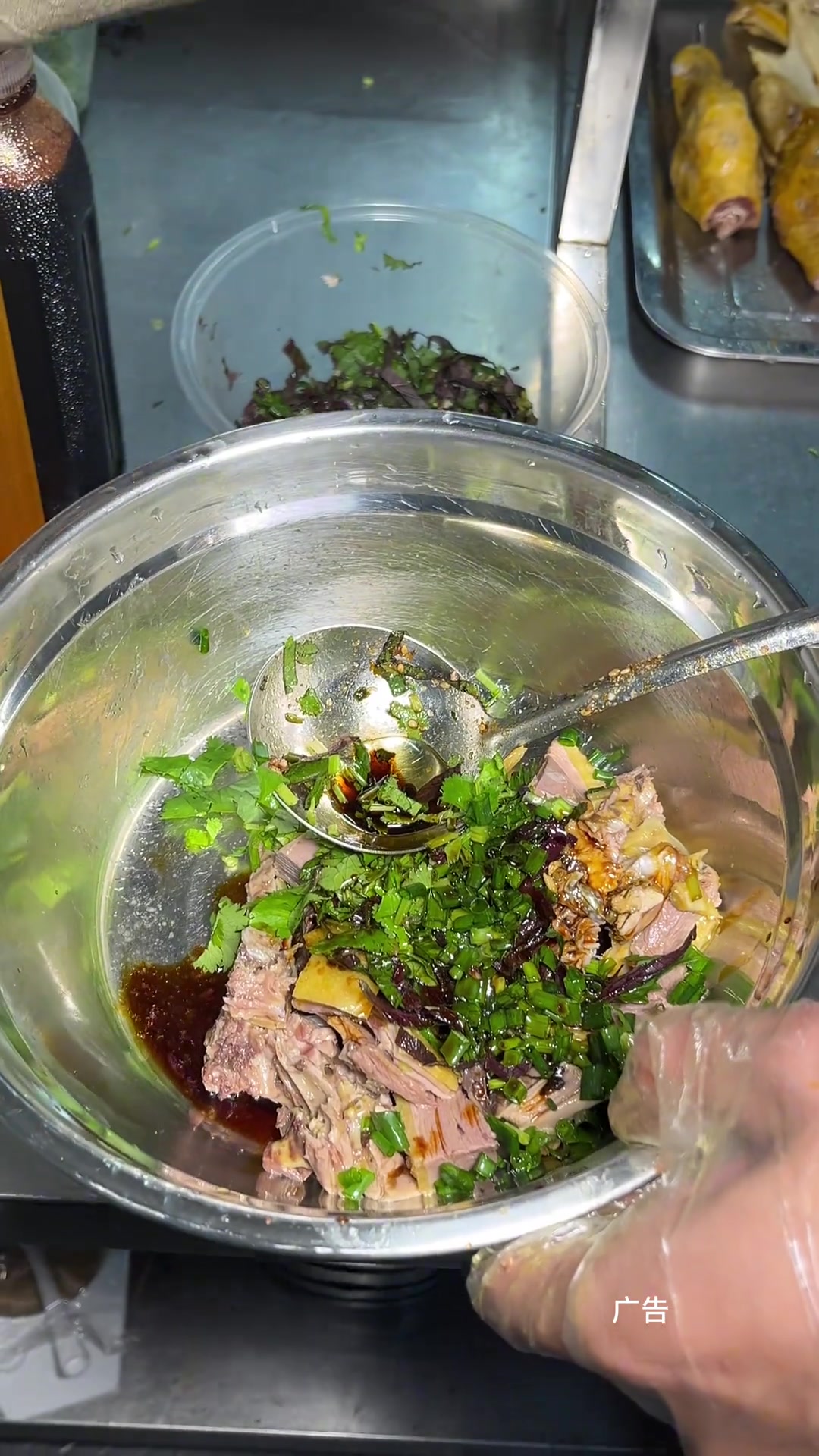 有一位长相酷似南宁网红钟爱老表的老板开鸭肉粉店，大家觉得像吗