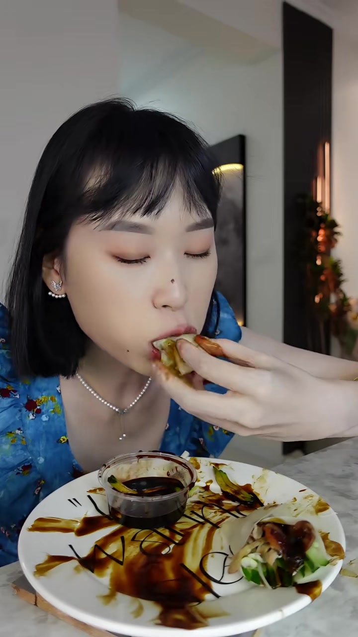 片皮烤鸭来啦！今天在家带小宝啦，没及时更新嘻嘻！麦克风突然好吵，抱歉大家！