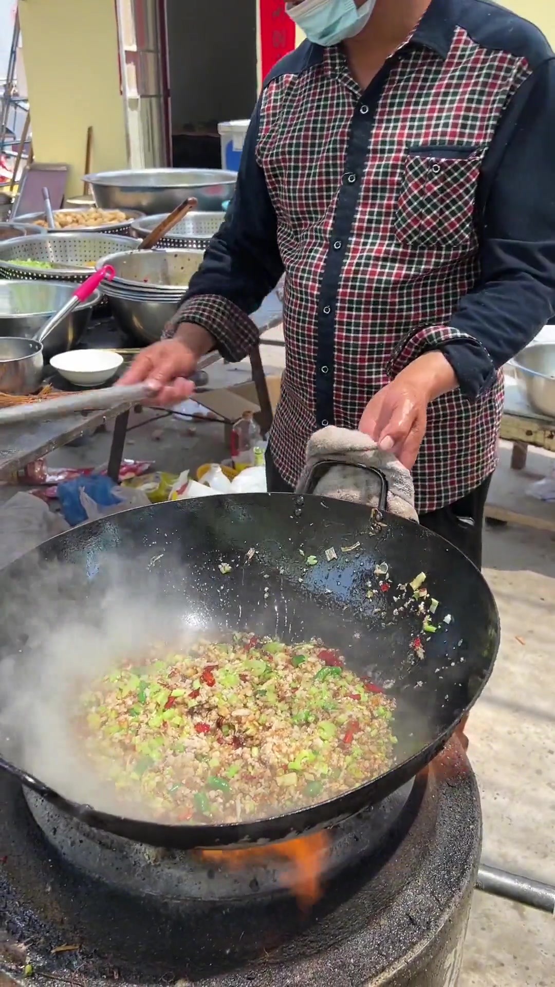 这道菜就是为了卷煎饼而生的,有人叫它千刀肉小炒肉,还有人叫它……