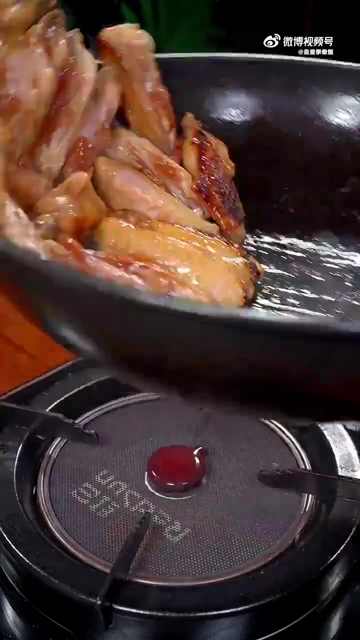 可乐鸡翅要是吃腻了,你可以试试这个蒜香鸡翅。蒜香浓郁,做法简单又好吃!
