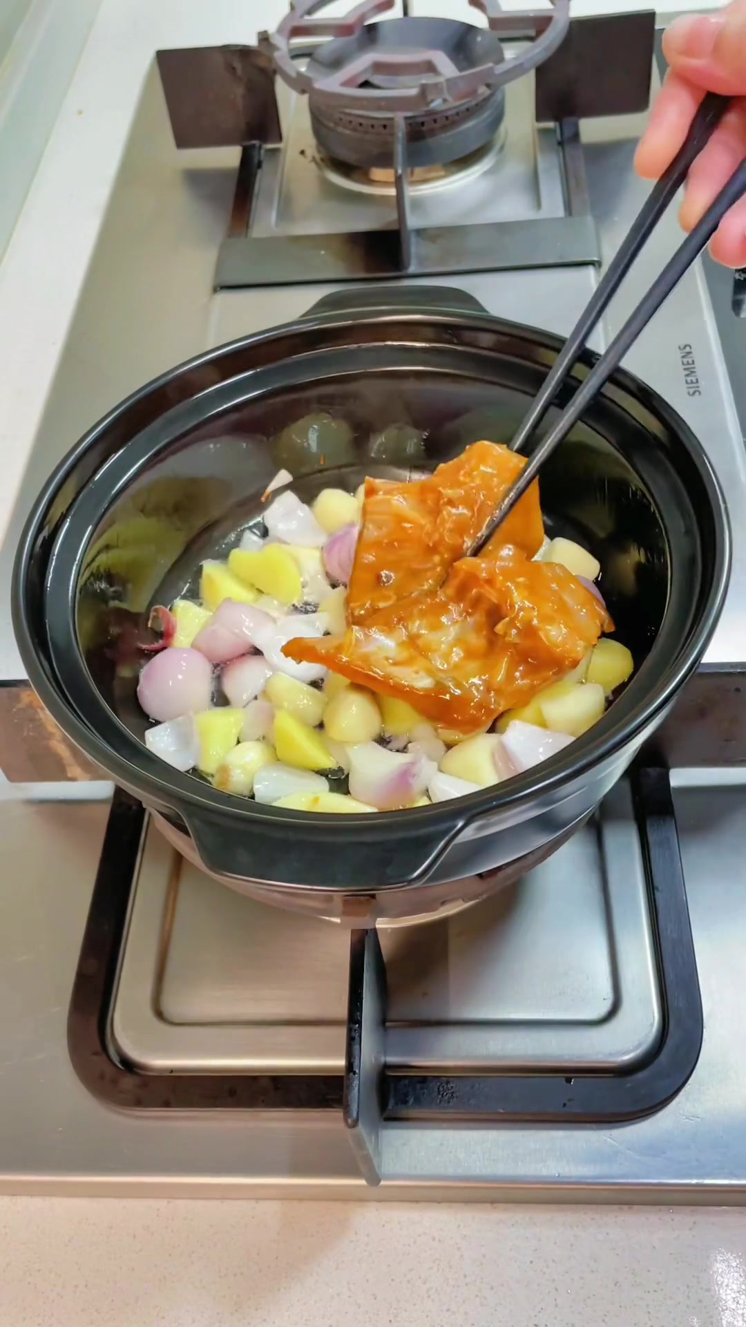 吃腻蒸鱼头？家常砂锅鱼头煲做法，简单鲜嫩！