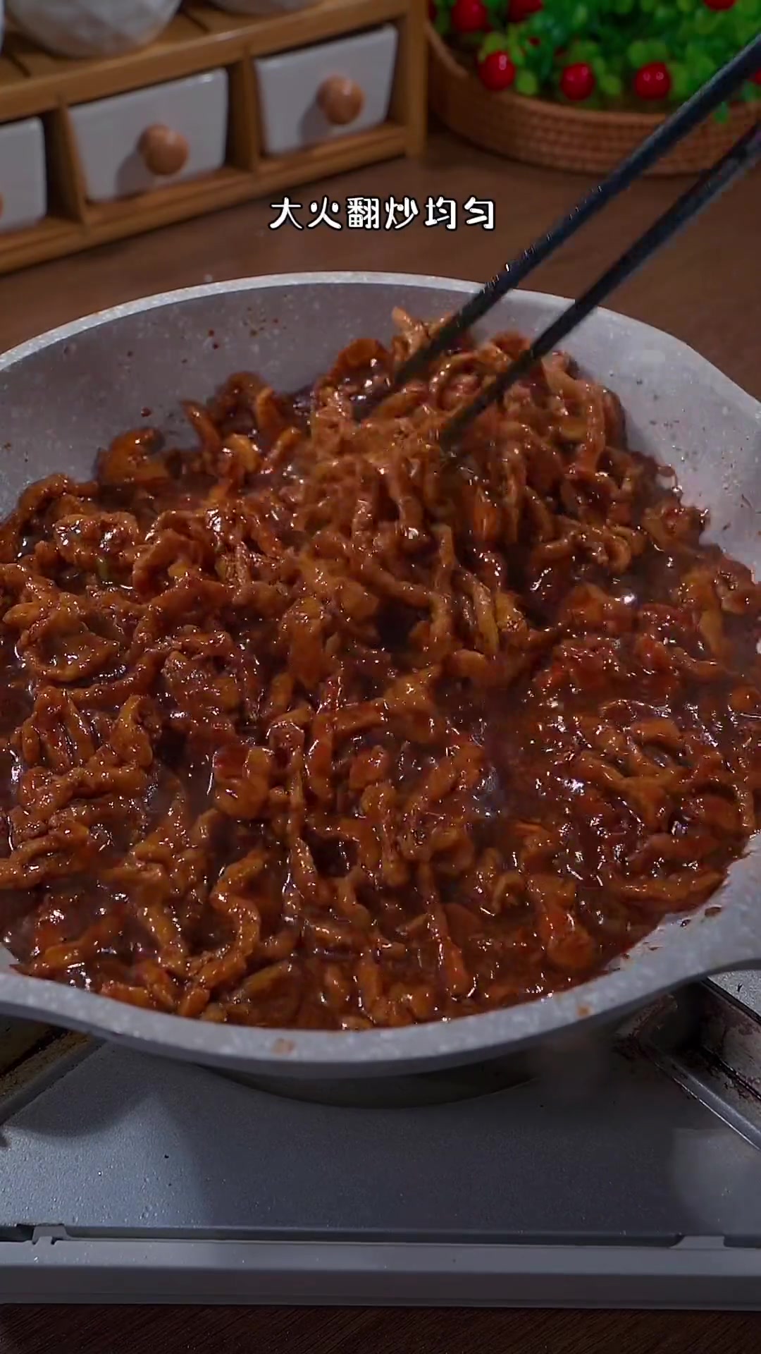 京酱肉丝做成东北蘸酱菜吃法也很绝呀～完了～隔壁村草估计又要馋坏了!